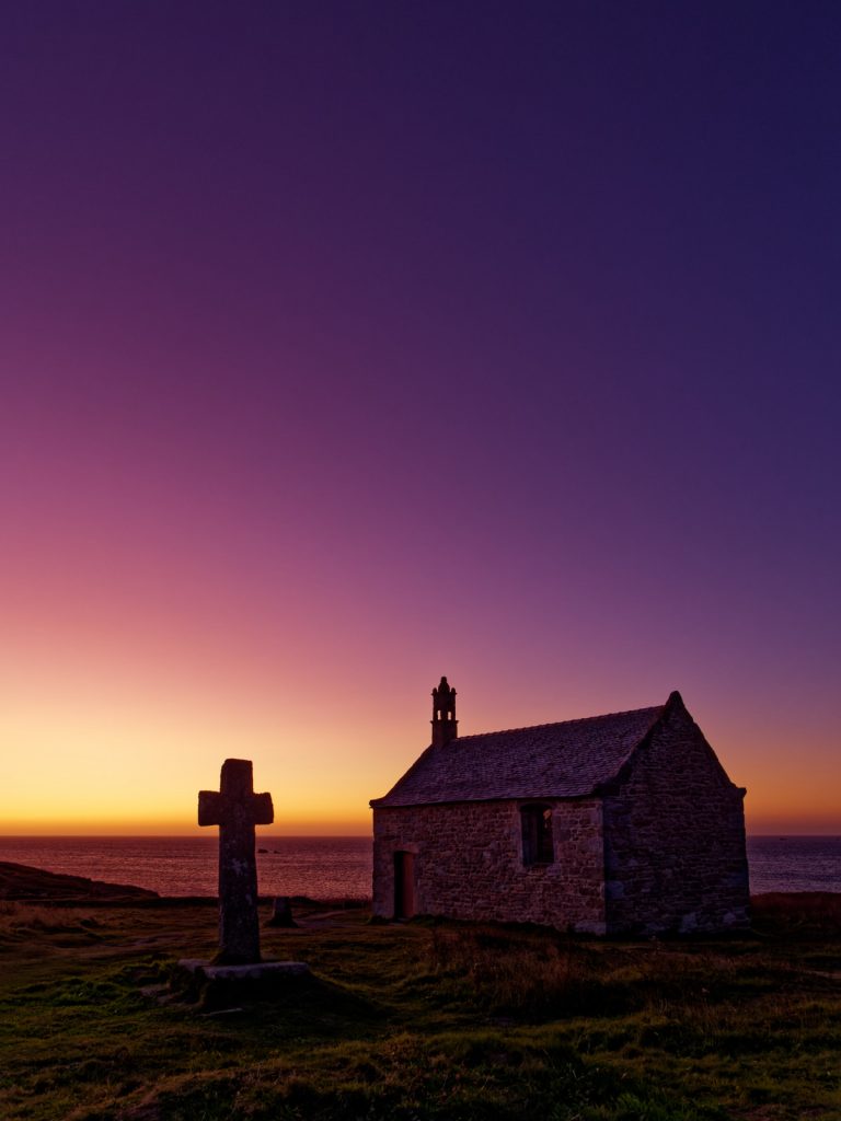 La chapelle Saint-Samson, un soir où les couleurs oscillent entre le orange, le violet et le bleu nuit.