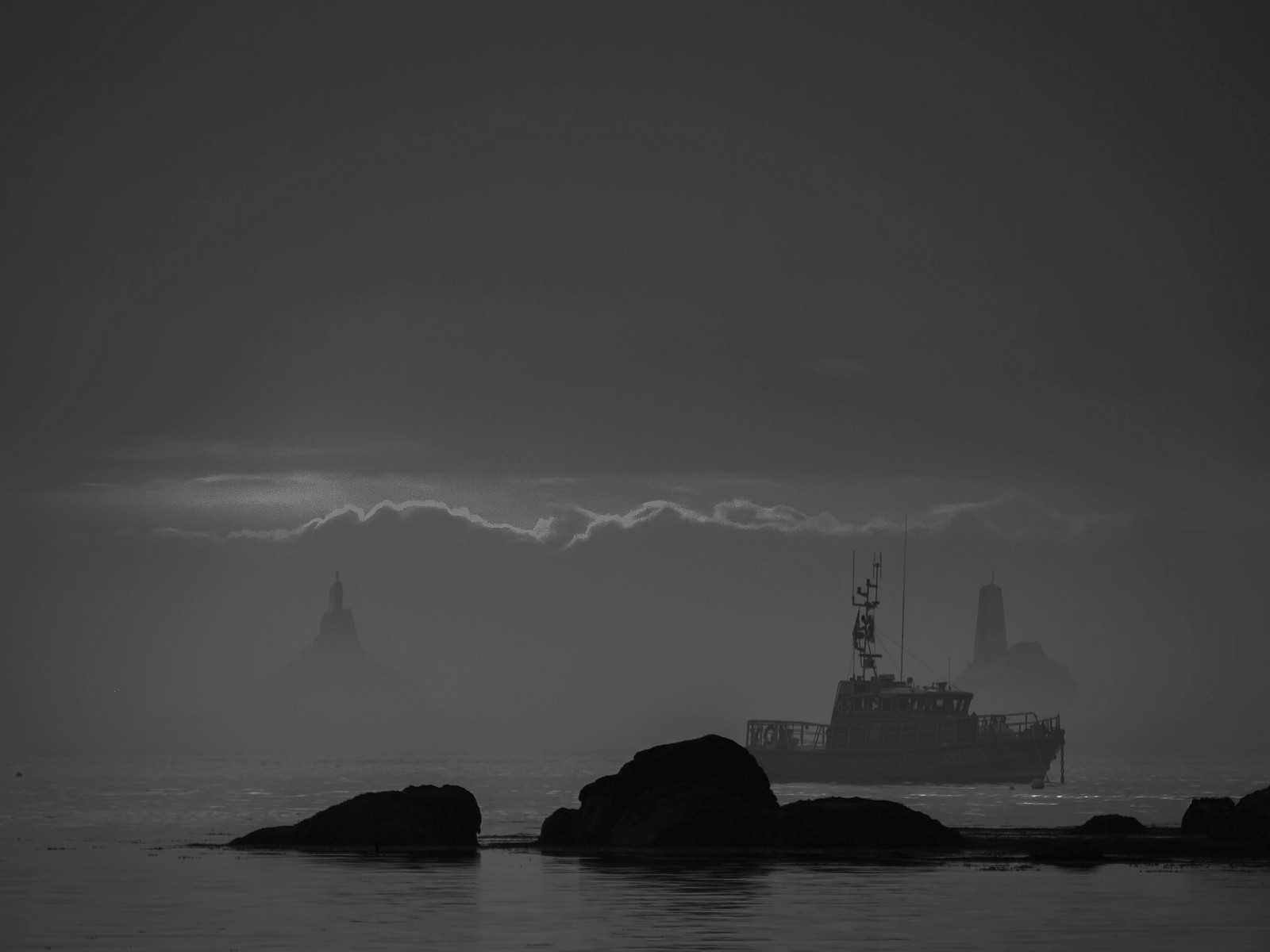 Bretagne, phare, Porstall, bateau, brume, brouillard, nuages, mystérieux, mystère, inquiétant