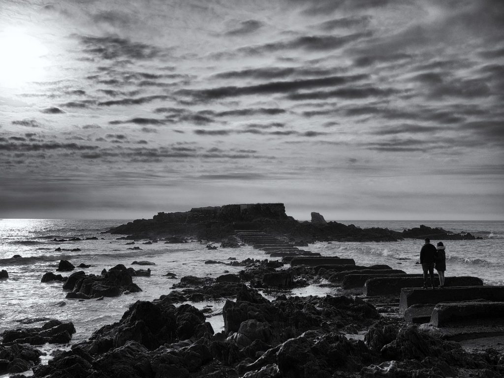 Bretagne, Moelan, Ile Percée, nuages, mer, couple, contemplation