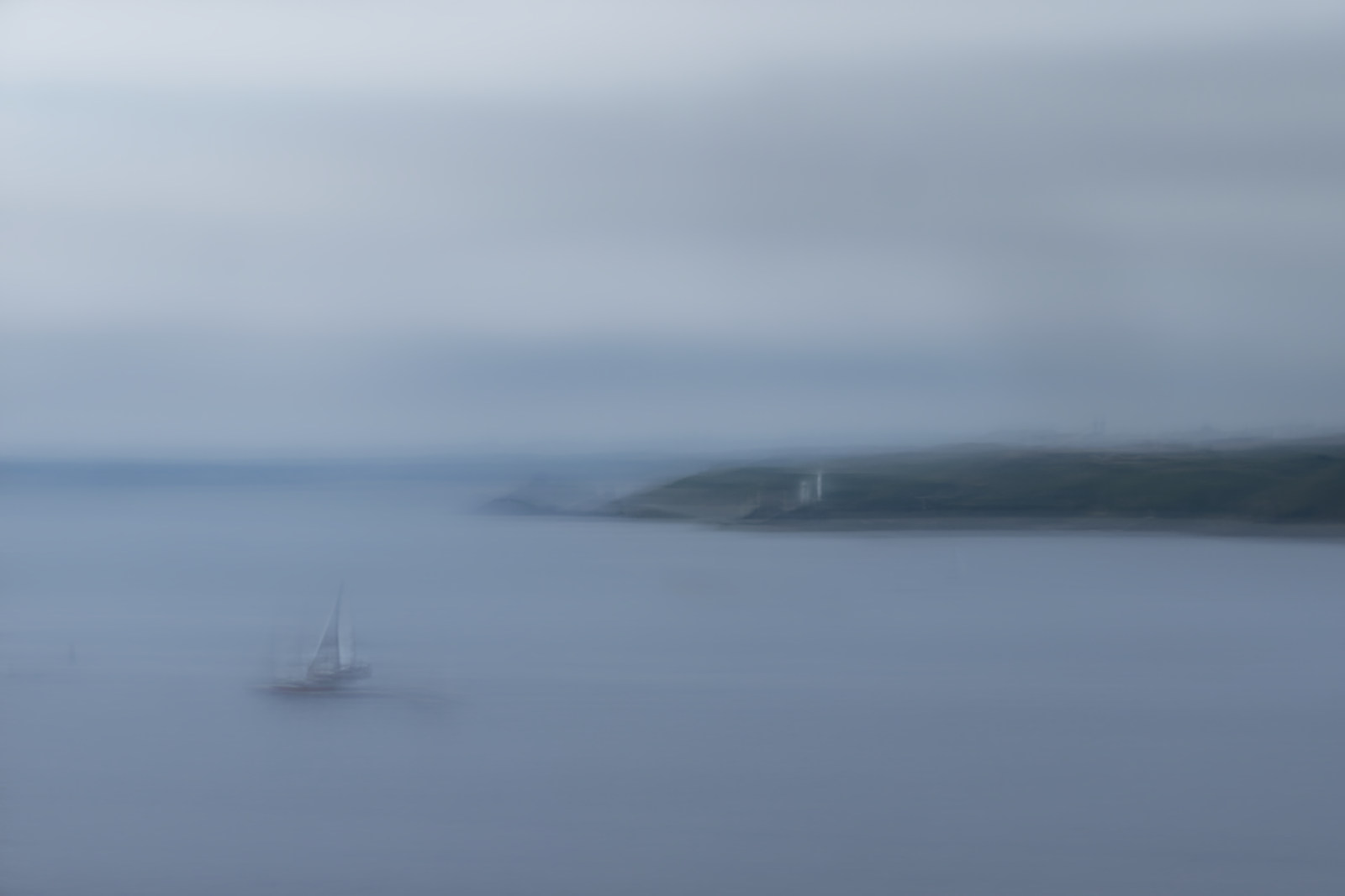 Et tout laisser derrière - bateau, boat, rade de Brest, Petit Minou, phare, lighthouse, Bretagne, Brittany, sail, sailing, voile, minimaliste, minimal