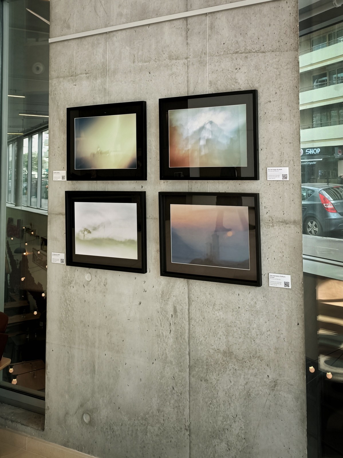 2025-09-15 Expo Récurrence Photo 05 Exposition Paris XIV avec Récurrence Photo. Tableaux de Manu Munier Photographie dans le hall d'accueil de l'immeuble Le Jour.