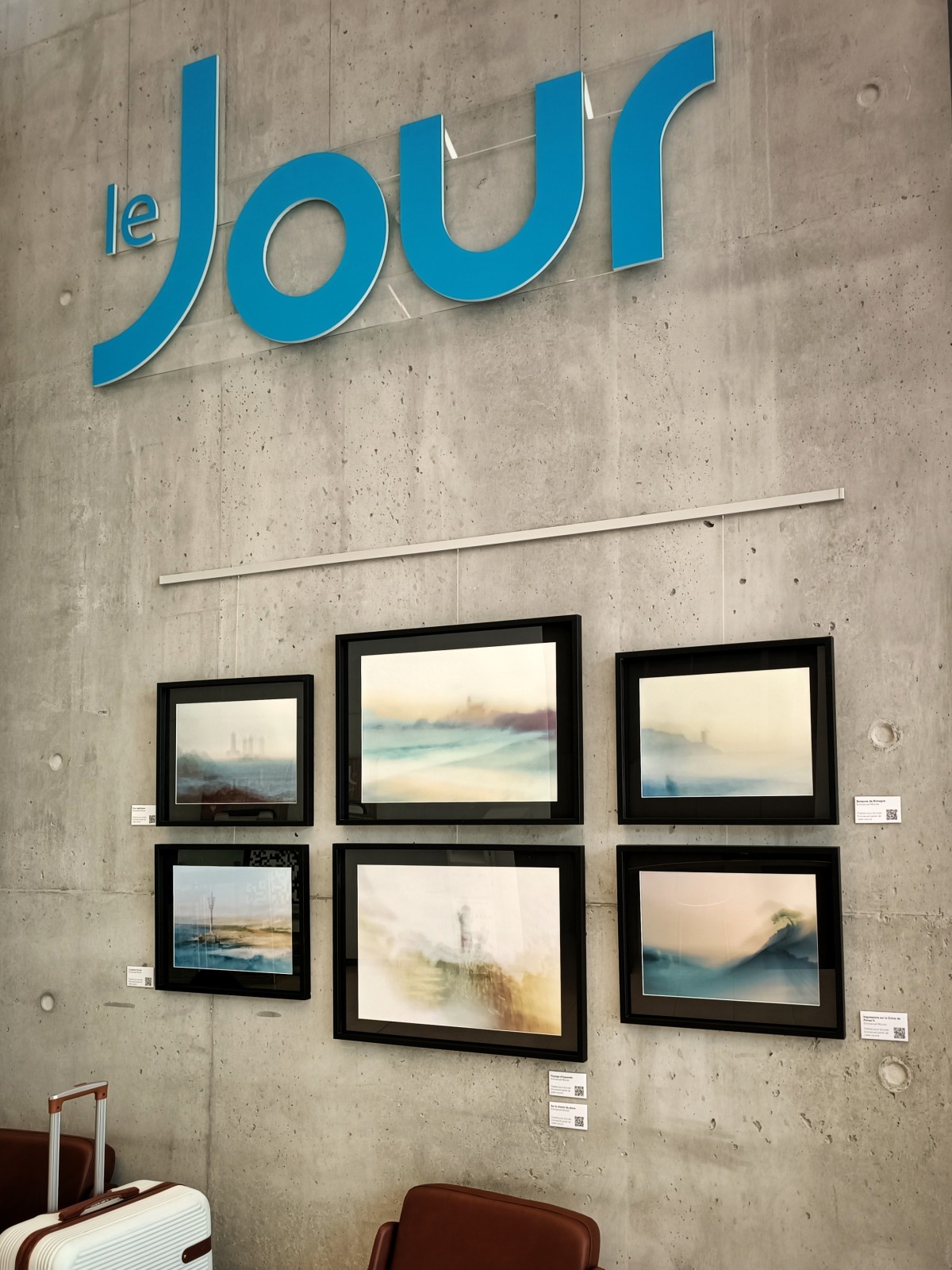 2025-09-15 Expo Récurrence Photo 07 Exposition Paris XIV avec Récurrence Photo. Tableaux de Manu Munier Photographie dans le hall d'accueil de l'immeuble Le Jour.