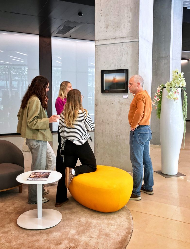 Expo Récurrence Photo; Exposition à Paris 14ème. Manu Munier présentant son travail aux salariés présents sur place.