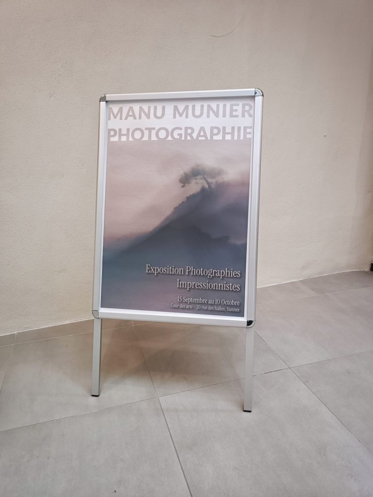 2025-09 Expo Cour des arts Vannes 11 Affiche Exposition Manu Munier Photographie Cour des Arts, Vannes, Chambre des notaires